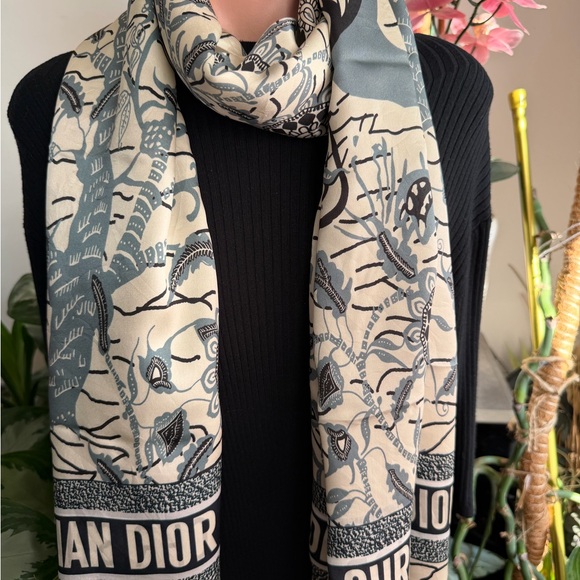 Christian Dior Reversible Floral Wrap Silk Scarf. - Picture 5 of 16